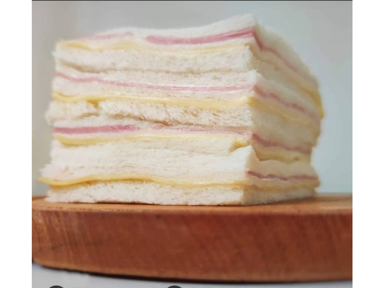 1 sandwich de miga de crudo y queso sin tacc