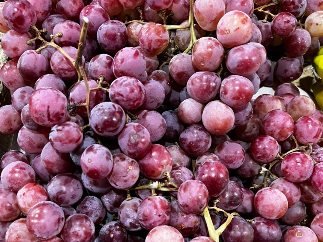 Uva rosada con semilla