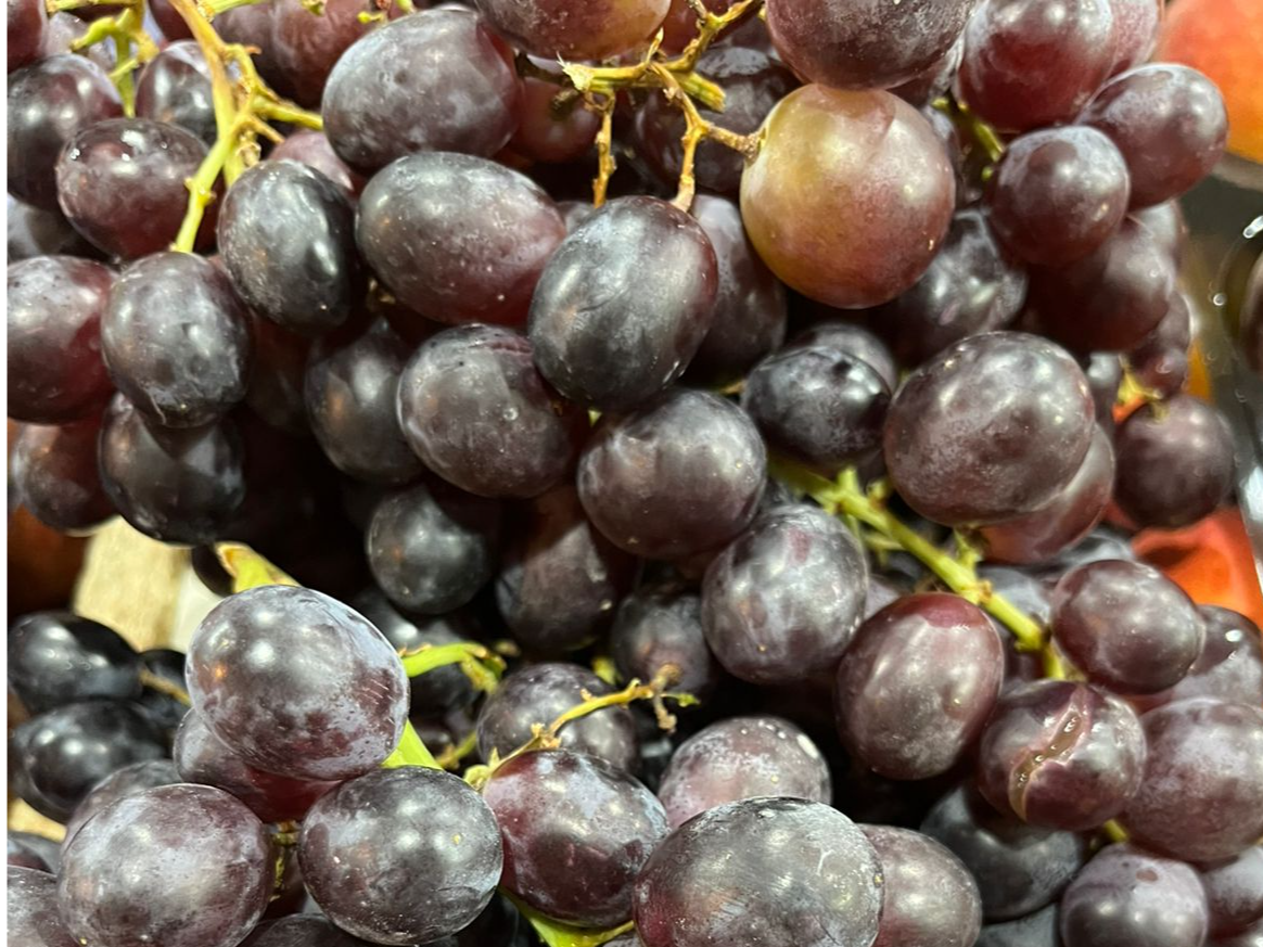 Uva negra con semilla