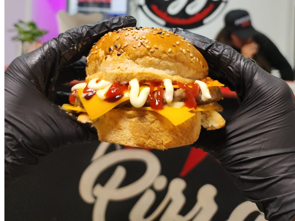 CHEESE BURGER CON PAPAS