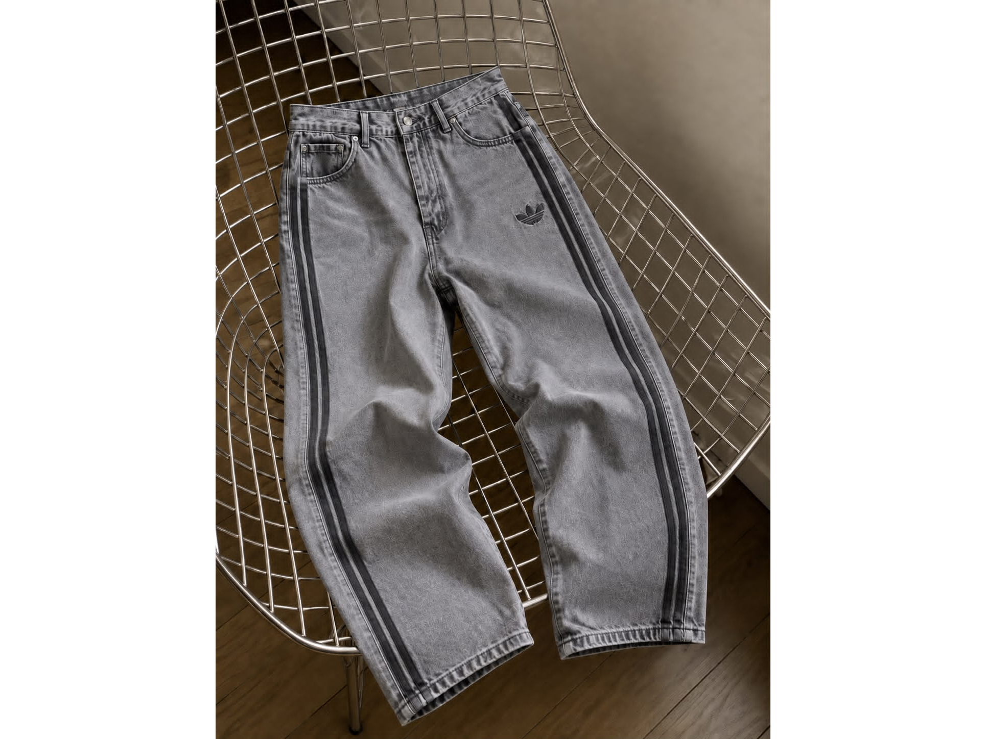 Jeans Adidas bordado GRIS