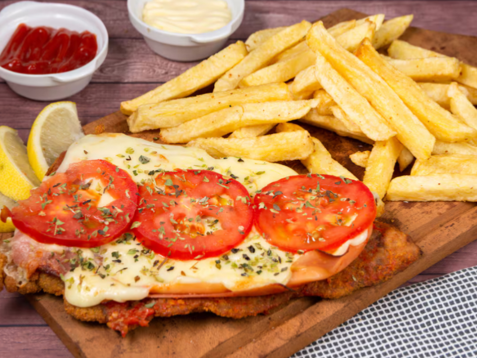 Mila de carne a la Napolitana con fritas