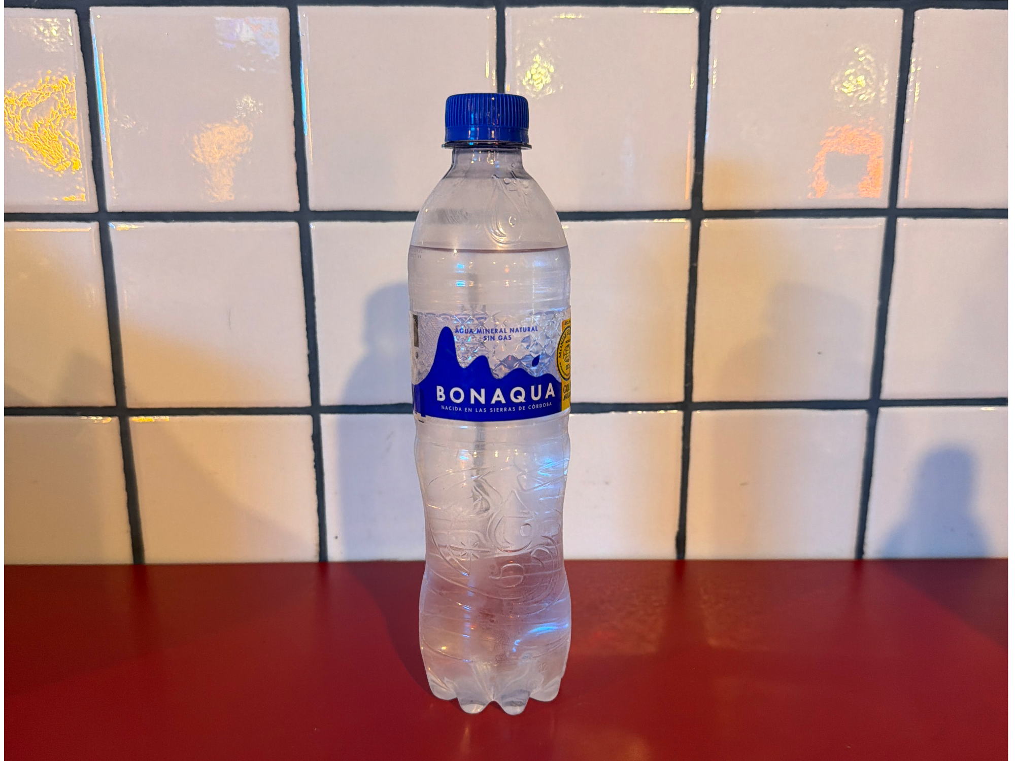 Agua mineral sin gas.