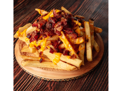 Papas con cheddar , panceta y cebolla de verdeo mas pepsi 2 litros