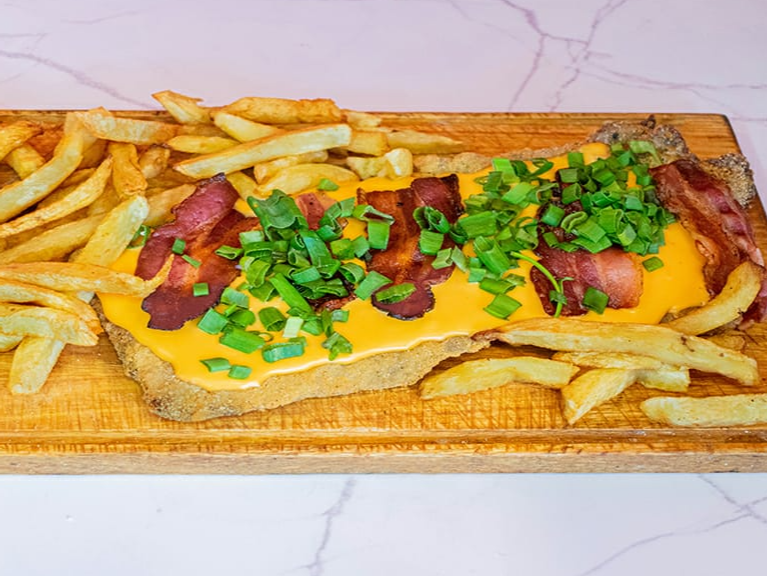 Milanesa con cheddar y panceta