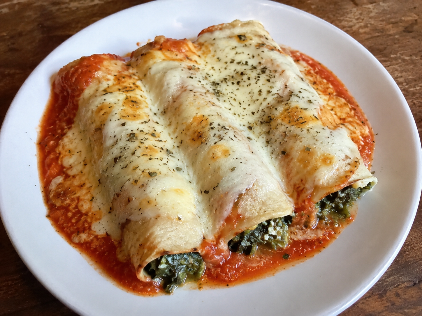 Canelones de acelga con salsa mixta