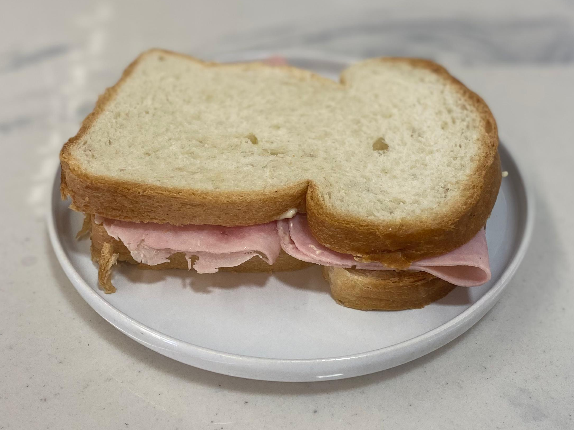 Sandwich en pan blanco de molde