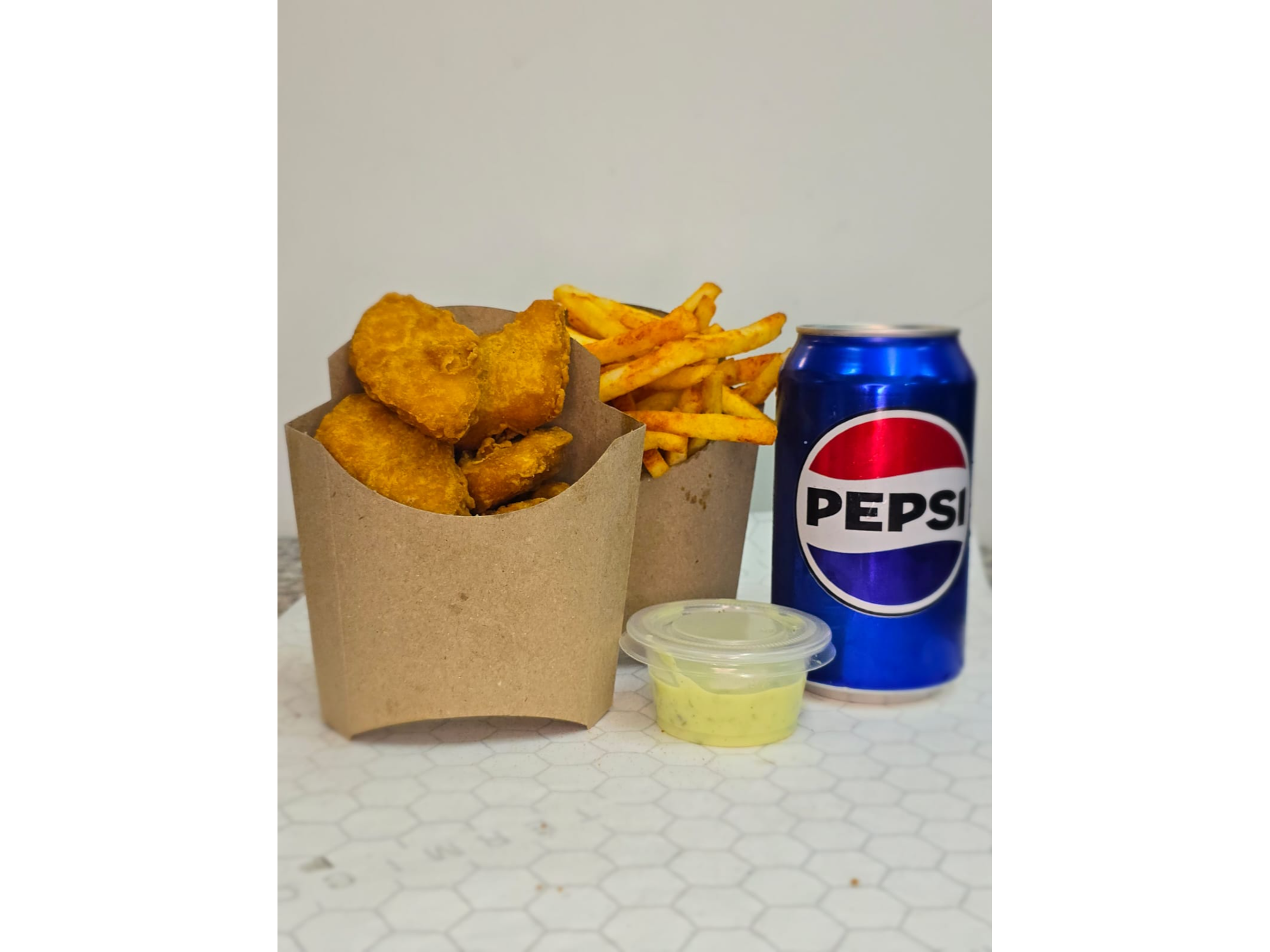 NUGGETS CON PAPAS FRITAS Y LATA DE GASEOSA