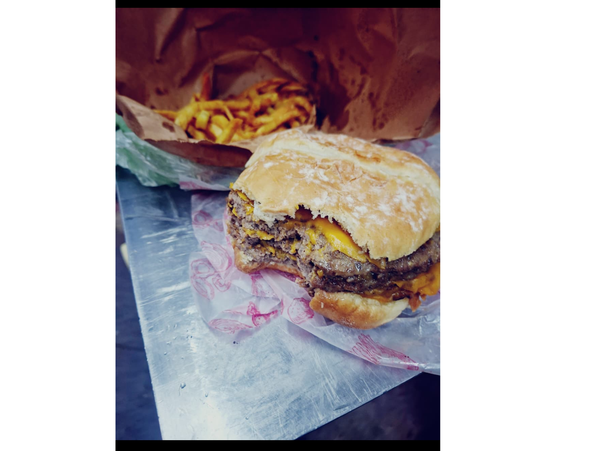 Hamburguesa triple cheddar, bacon y salsa de tomate