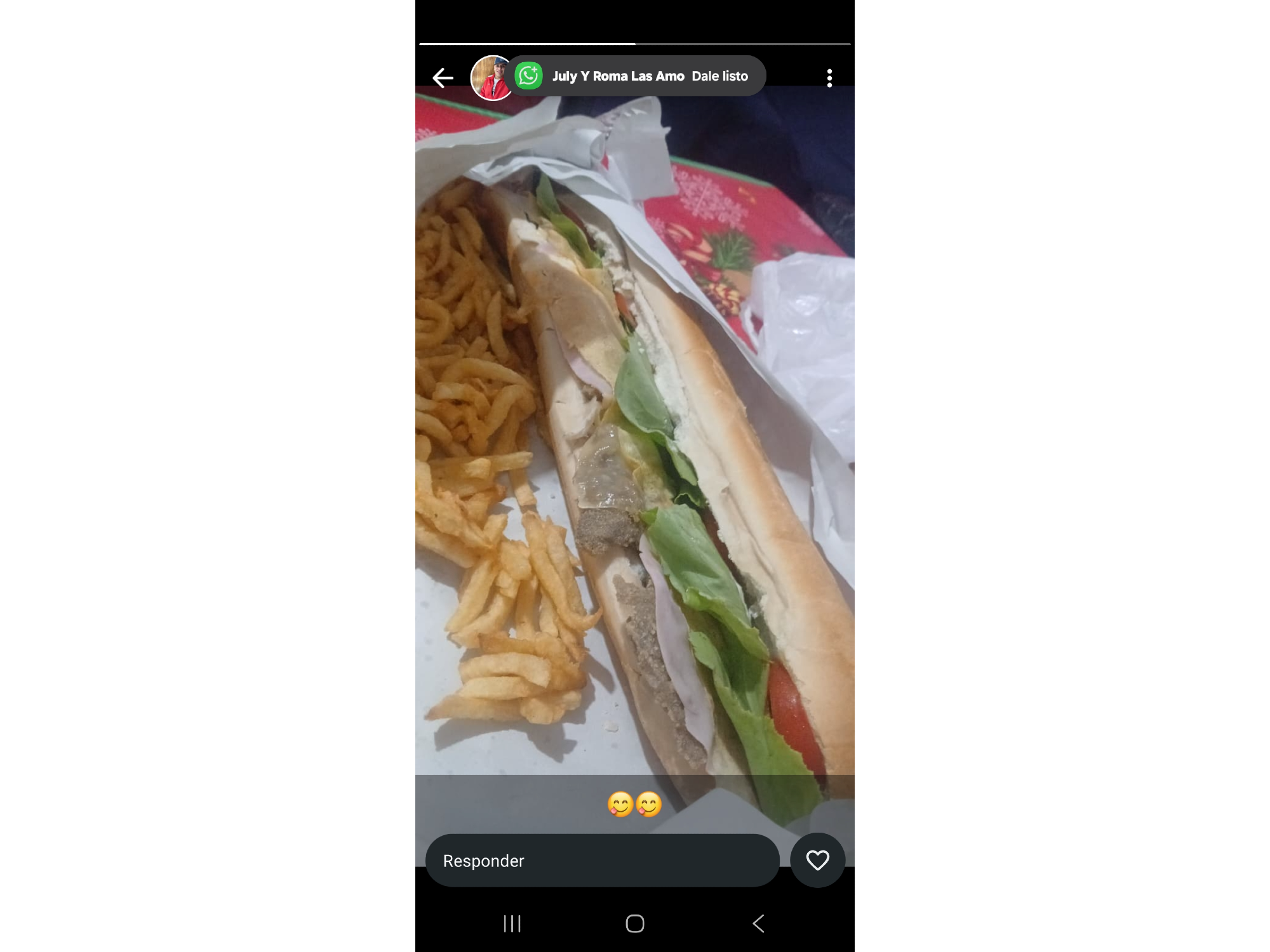 Sándwich xxl completo (lechuga,tomate, jamon, queso y huevo omelette) con papas fritas.