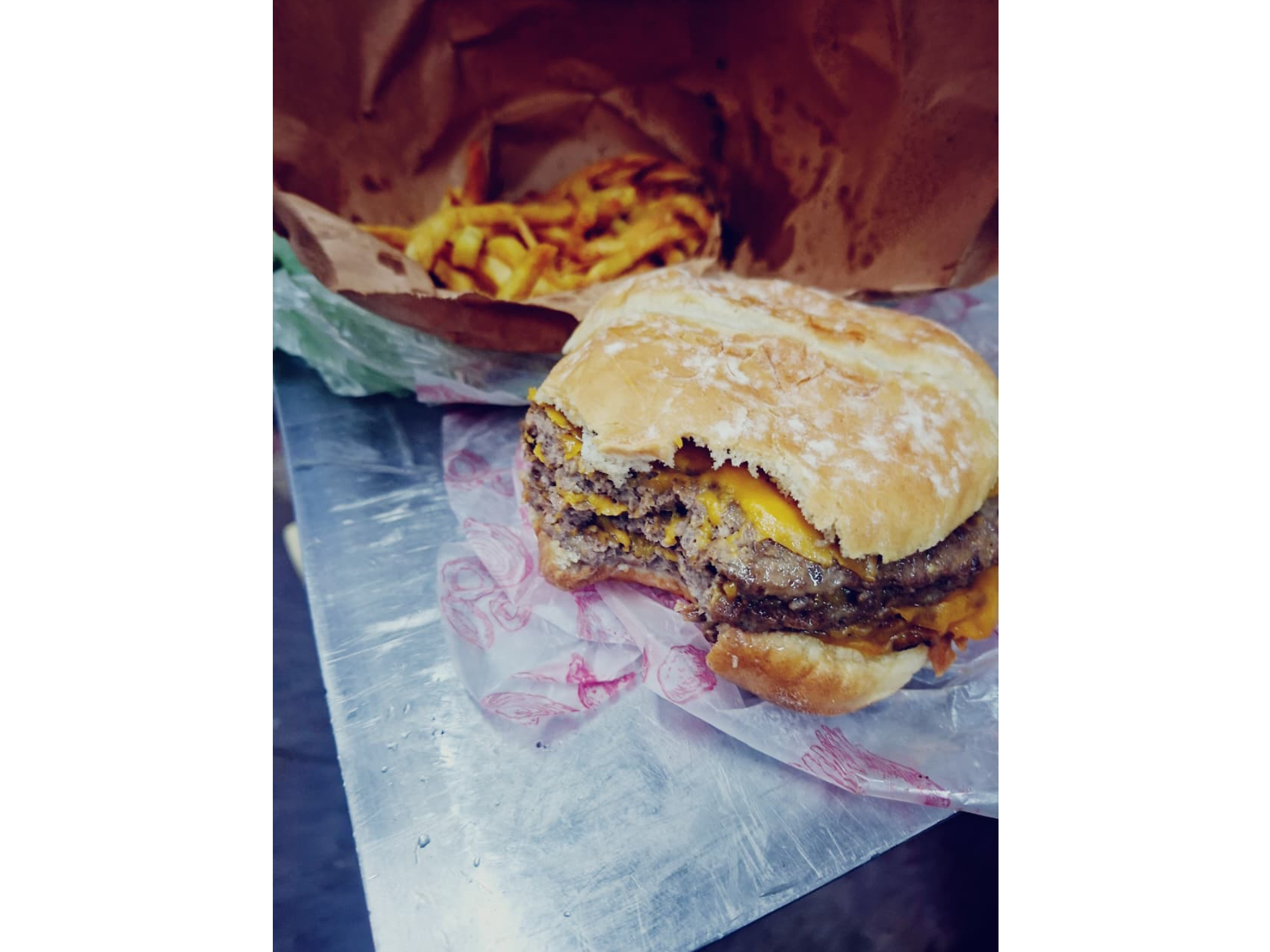 Hamburguesa cheddar, bacon y salsa de tomate.