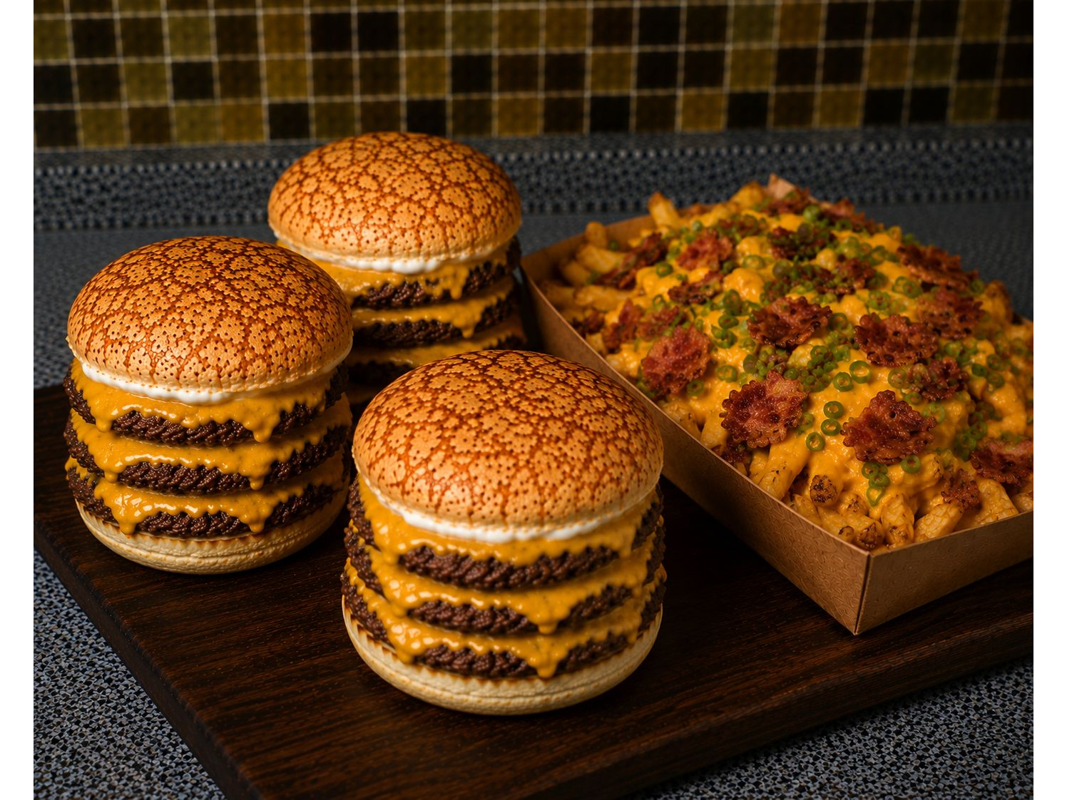 3 BURGER TRIPLE + PAPAS CON CHEDDAR