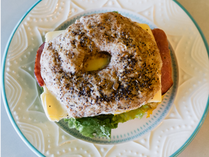 Bagel de Pastrón de Kale Comida Real