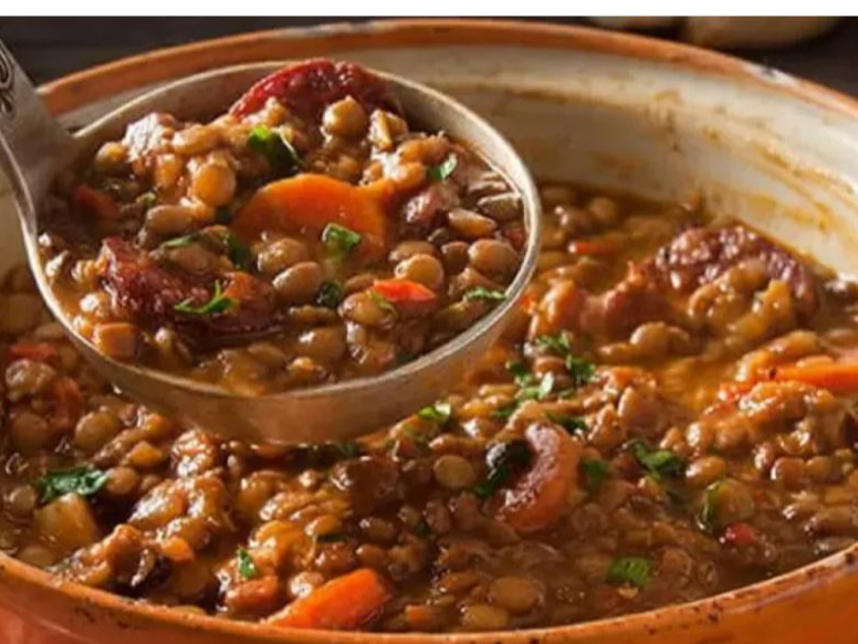GUISO DE LENTEJAS con Chorizo colorado, salchicha parrillera  carne y muzza