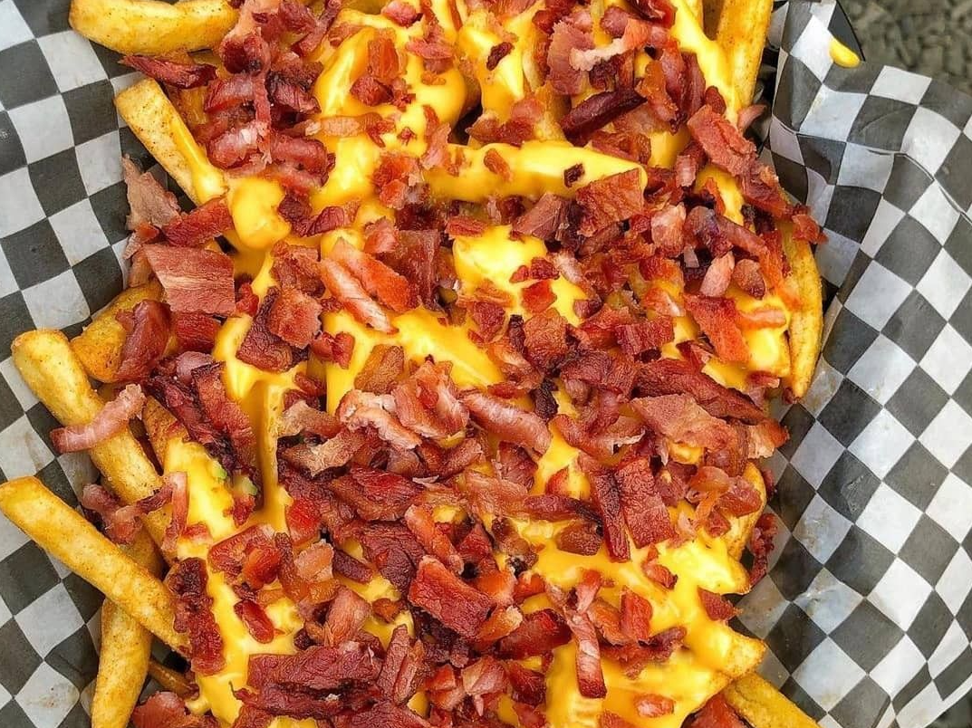 PAPAS CON CHEDDAR & BACON