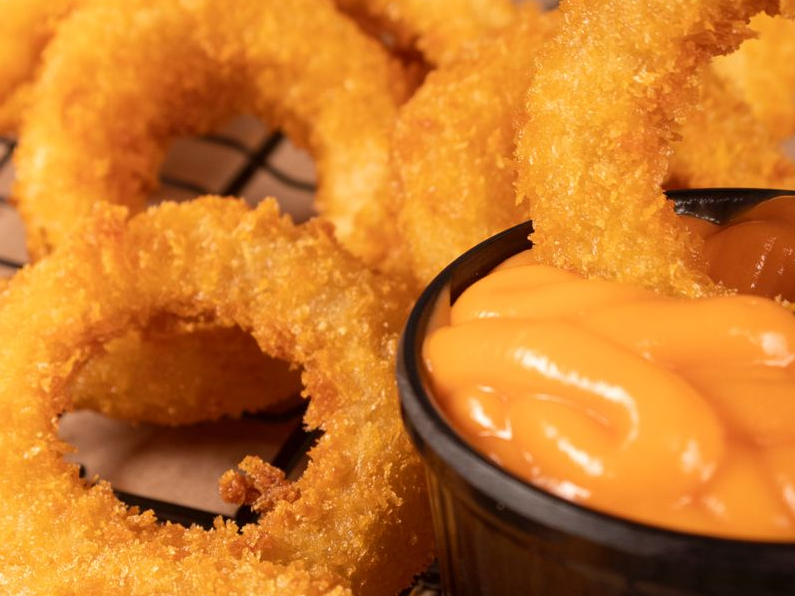 AROS DE CEBOLLA + DIP DE CHEDDAR