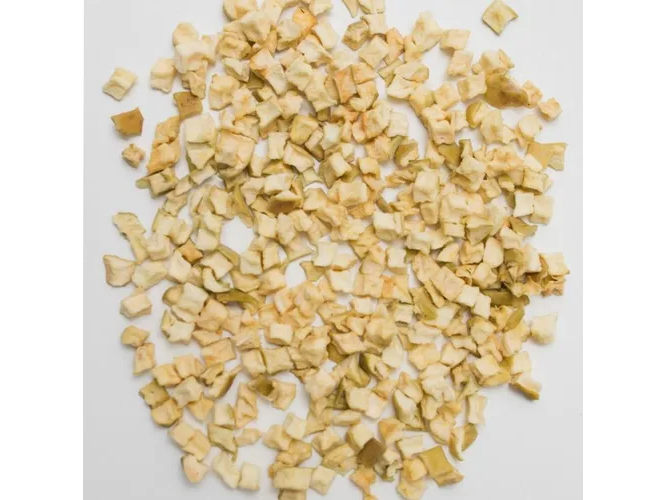 Manzana deshidratada en cubos