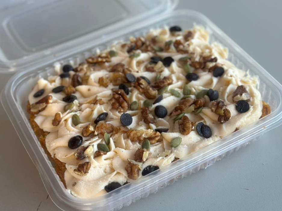 FAMILIAR CARROT CAKE