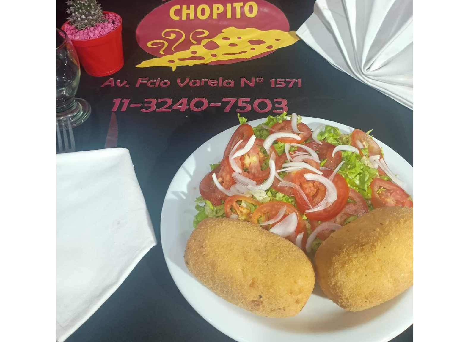 bombas de papas rellena de muzza y jamón con ensalada mixta