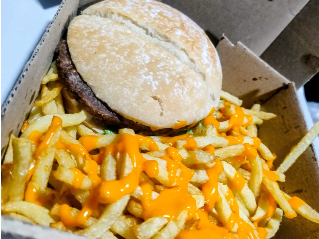 hamburguesa con chedar + papas fritas con chedar de chopito