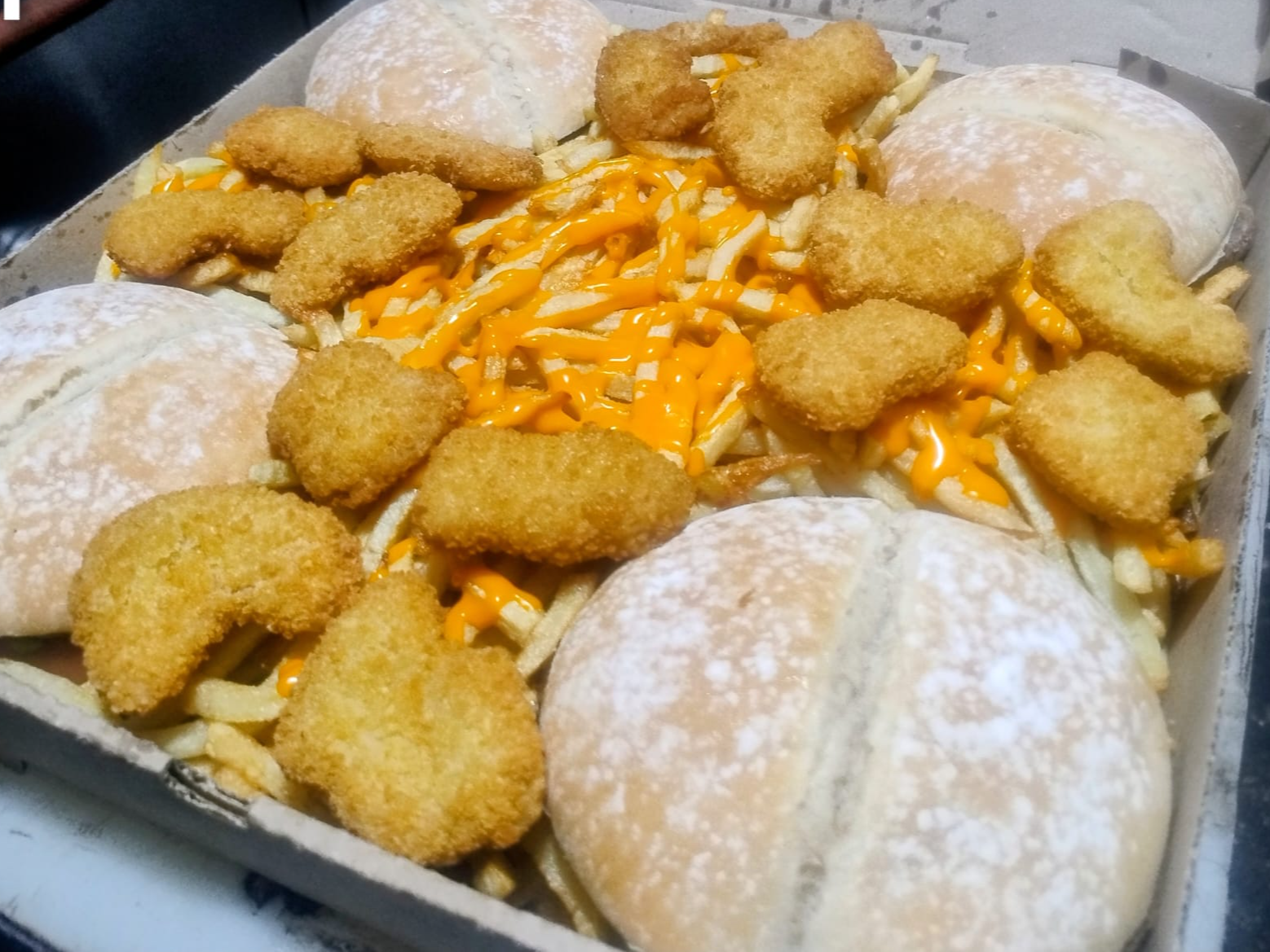 promo 6 : cuatro hamburguesas con paspas y 16 bocaditos con chedar