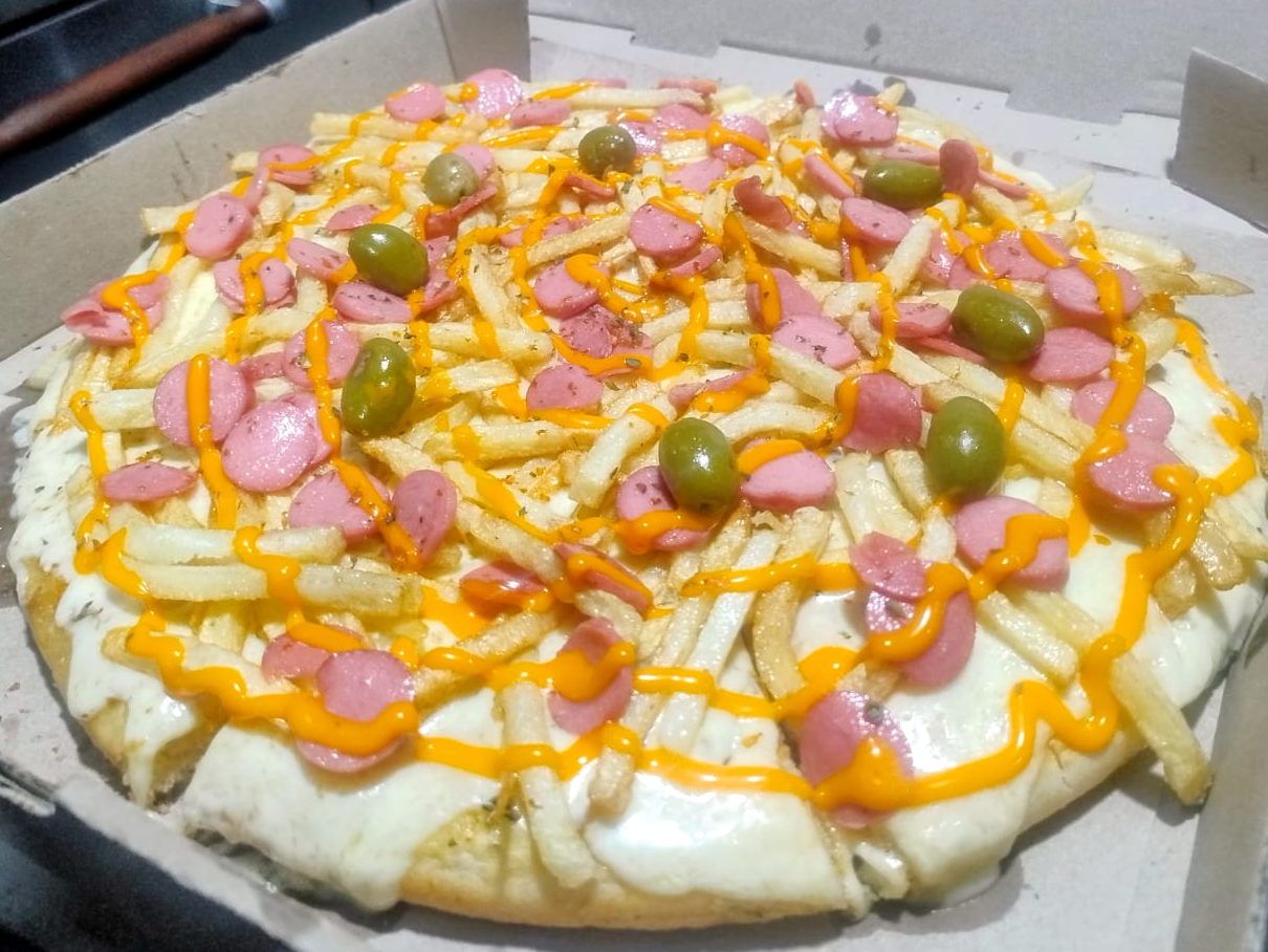 muzza con papas , chedar y salchicha