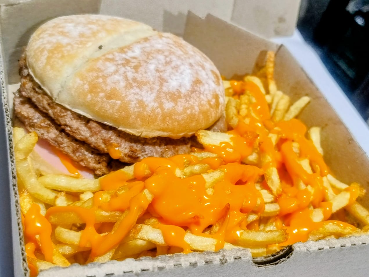 hamburguesa doble con chedar + papas fritas con chedar