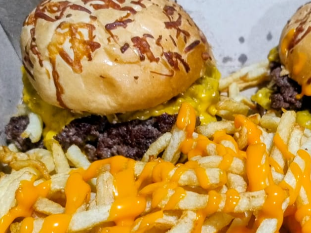 Pampeano doble con Chedar en fetas + papas fritas con chedar