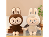 peluche Labubu con manta