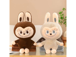 peluche Labubu con manta