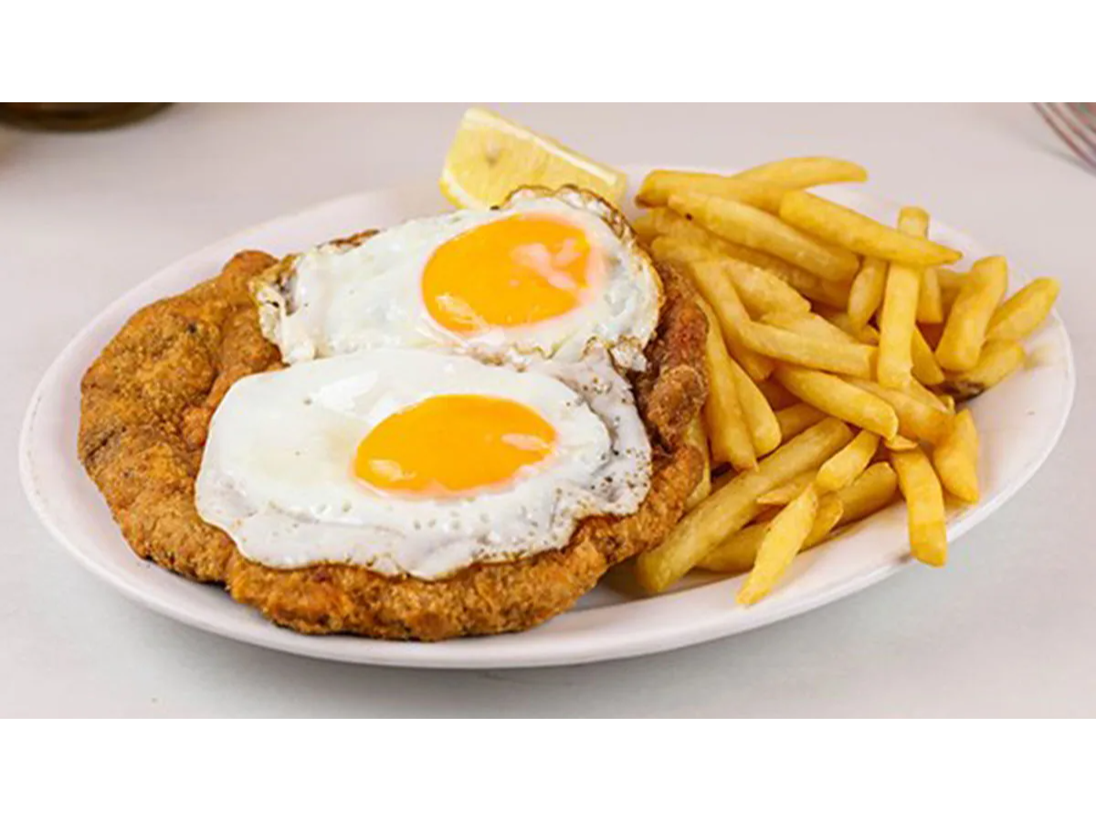 MILANESA A CABALLO CON PAPAS FRITAS
