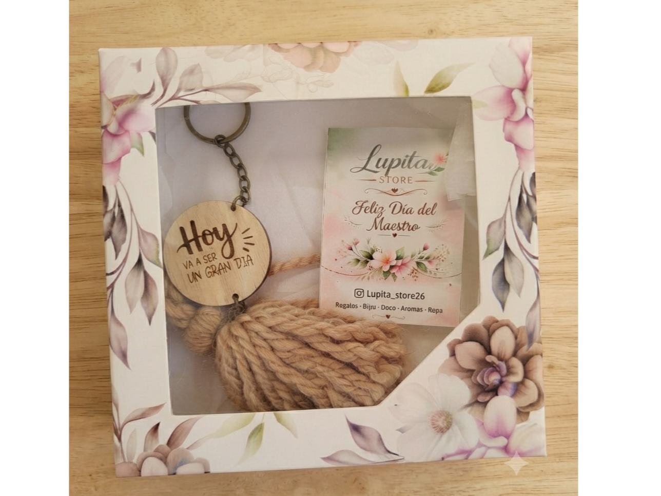 Llavero pompón y madera + cajita flores