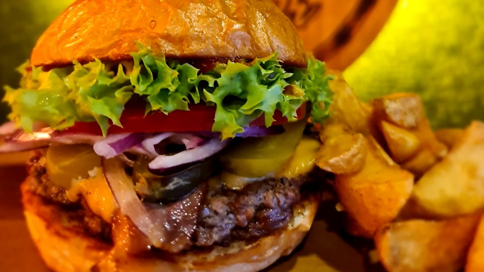 HAMBURGUESAS A LA PARRILLA +PAPAS FRITAS