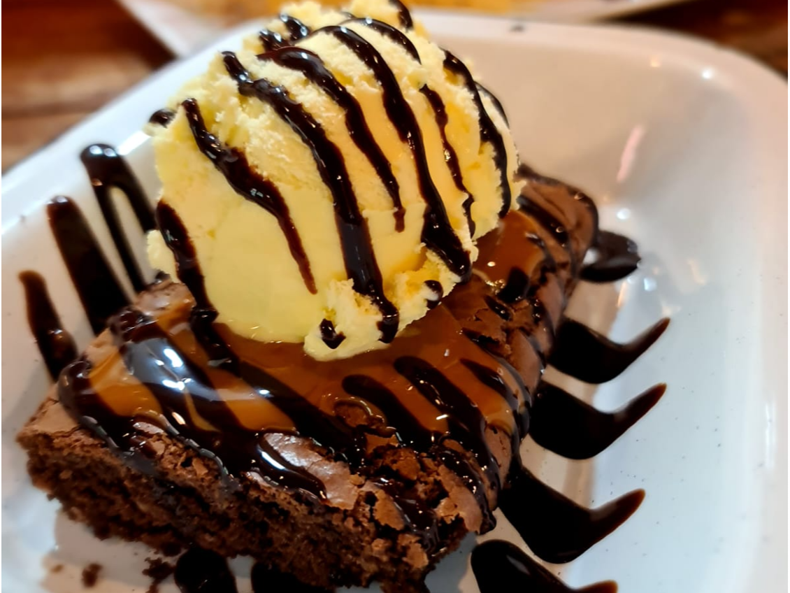 BROWNIE CON HELADO